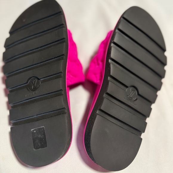 *NEW* Louis Vuitton Pillow Bright pink slides - Picture 2 of 10